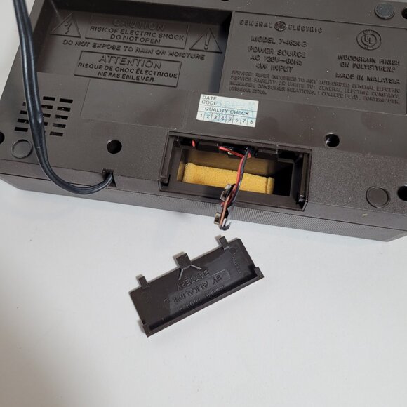 Vintage GE General Electric Alarm Clock Radio Brown Woodgrain AM/FM 7-4624 - Picture 9 of 11